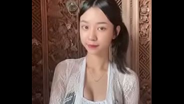 Sindi Lagi Pengen Digoyang-goyang, Bibirnya Basah Minta Dijilat.