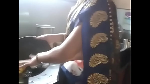 Tante India Kannada Seksi Dengan Pusar Dan Pinggul Menggoda