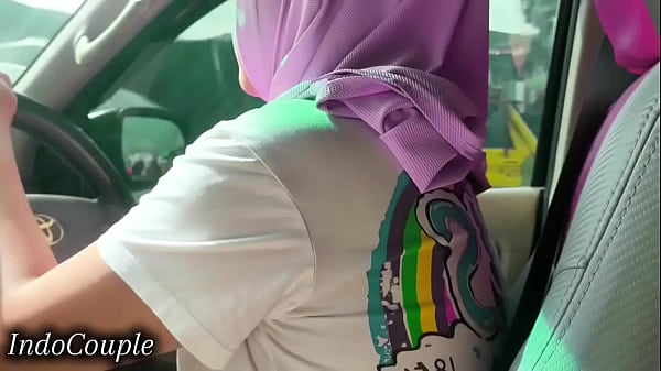 Istri Berhijab Di Jakarta Terekam Video Mesum Saat Nyetir Dan Entot Kontol Pacar
