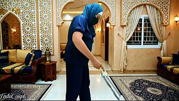 Nyetokin Pembantu Rumah Berhijab Suruh Isep Kontol Majikan, Telan Semua Air Mani