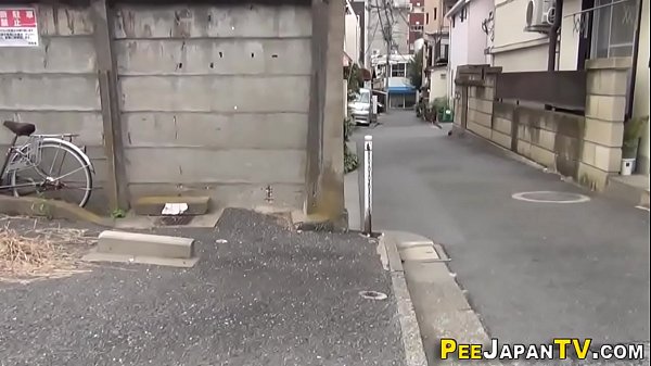 Orang Asia Nahan Pipis Sampai Crot Sendiri, Basah Kuyup.