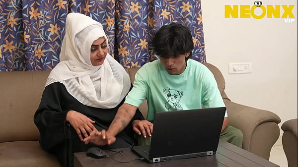 Hijab Cewek Kepergok Abang Tiri Lagi Mainin Diri Sendiri.