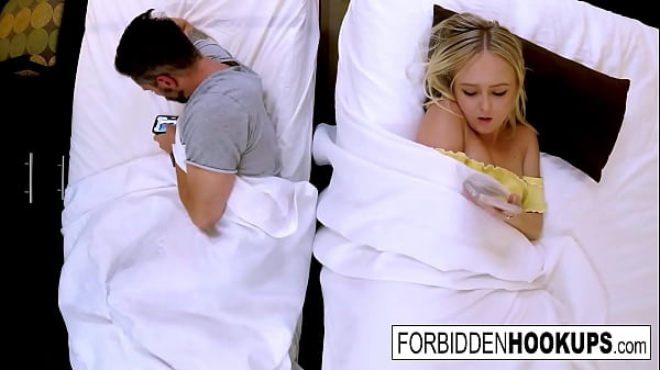 Cewek Seksi Main Ranjang Sama Kakak Tiri, Dilarang Tapi Tetap Seru!