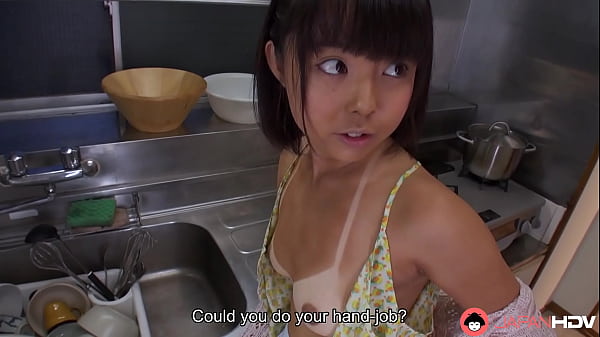 Istri Rumah Tangga Jepang Berjemur Tomoyo Isumi Melakukan Seks Oral Tanpa Sensor.