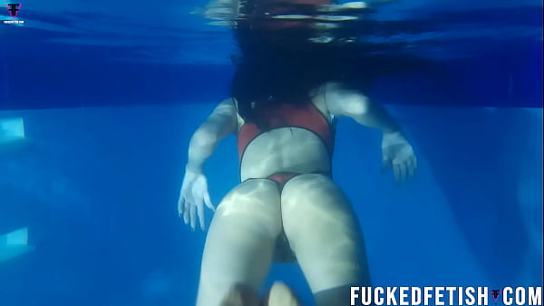 Helen Star Pake Baju Renang Seksi, Tidur Di Kolam Sambil Napas Sesek.