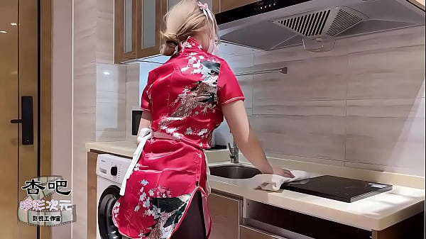 中华娘cos太撩人，忍不住想把她干到腿软。