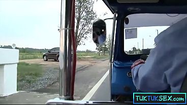 Ibu-ibu Thailand Amatir Digetok Di Jalan, Langsung Dibawa Muter-muter Buat Ngegas.