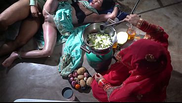Ibu Tiri India Di Dapur, Siap Menggoda Dengan Gerakan Erotis Dan Rasa Pedas