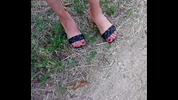 Cewek Arab Tua Murahan Dengan Jari Kaki Seksi Dan Hak Tinggi Bikin Nafsu