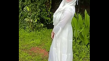 Nampol Banget Ngegoyang Pantat Hijab Di Luar Rumah