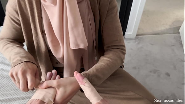 Ibu Tiri Arab Bantu Anaknya Yang Patah Tangan, Sambil Mainin Kontol Anaknya Biar Cepet Sembuh.