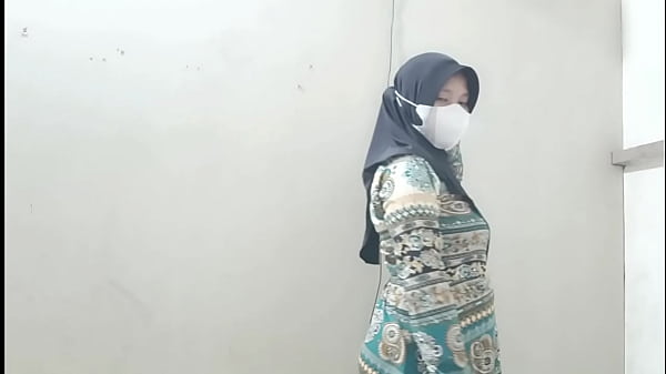 Ngentot Istri Tetangga Pas Suaminya Berangkat Kerja, Nikmatin Lubang Basahnya Sampai Puas.