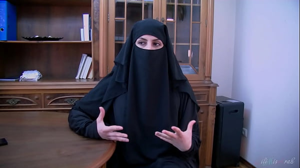 Kesepakatan Abad Ini Ditutup Dengan Ciuman Liar Dari Pelacur Berhijab Arab, Lilimissarab