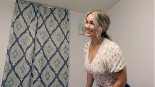 Tidur Satu Ranjang Dengan Ibu Tiri Seksi Yang Bikin Malam Panas.