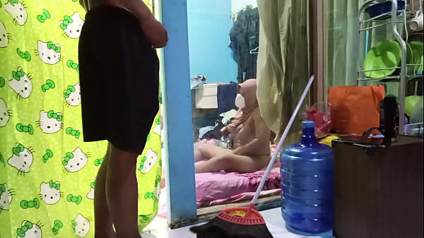 Ngentotin Istri Temen Sambil Dia Colmek Sendiri, Makin Basah Makin Greget