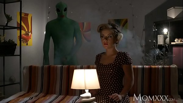 Ibu Rumah Tangga Sepi Dikocok Alien Malam Halloween, Tembus Sampai Dalam.