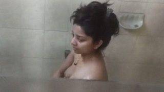 Cewek Mandi Di Kamar Mandi, Kamera Tersembunyi Ngerjain Aksi Panas