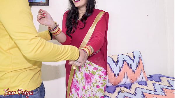 Desi Bhabhi Ditidurin Kontol Keras Setelah Nyesep Dalem. Video Bokep Hindi.