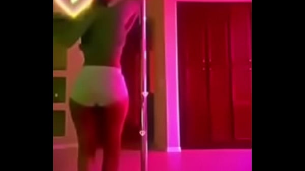 Desi Goyang Tiang, Pamer Tubuh Seksi Bikin Makin Liar