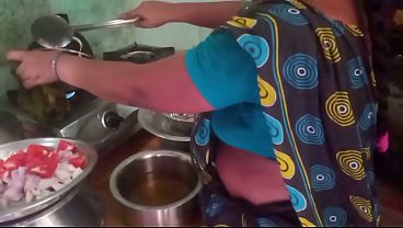 Ibu Rumah Tangga India Main Masak-masak Sambil Crot-crotan Sama Pacar.