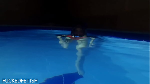 Helen Star Pake Baju Renang Seksi, Masker Malam, Ngebut Di Kolam Renang, Bikin Basah Kuyup.