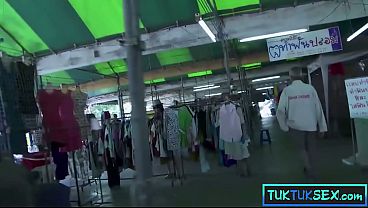 Lidah Dicocok, Ibu Thailand Mungil Digarap Dua Bule