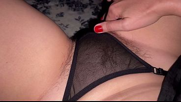 Tonton Ibu Nakal Ini Mainin Memek Berbulunya.
