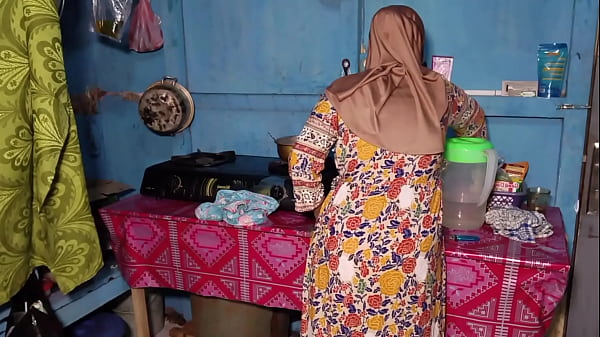 Ngencengin Istri Temen Pas Lagi Masak, Keluar Mani Panas Di Dapur.