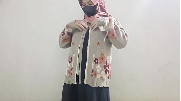 Gadis Berhijab Colmek Pakai Mentimun, Basah Kuyup Sampai Merem Melek.