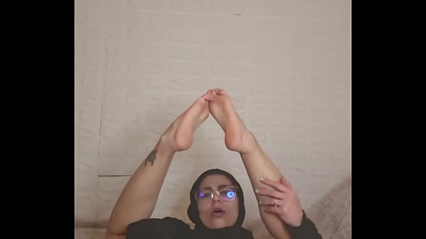 Ibu Rumah Tangga Arab Mia Pamer Kaki Pakai Niqab, Bikin Makin Erotis.