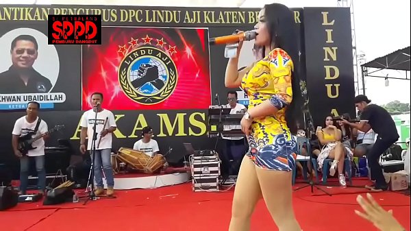 Tarian Erotis Indonesia – Sintya Riske, Si Cantik Menggoda Di Atas Panggung Dengan Gerakan Liar