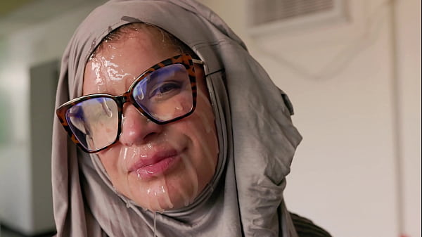 Hijab Cosplay – Cewek Bule Tua Digenjot Muka Kena Kontol