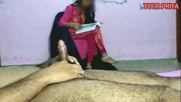 Priya Digawe Dan Dicolek Bagian Belakangnya. Suara Hindi Yang Bikin Makin Panas.