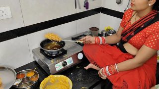 कोमल दिवाली पर नमकीन बना रही थी, तभी देवर ने भाभी को गरम-गरम चखा लिया