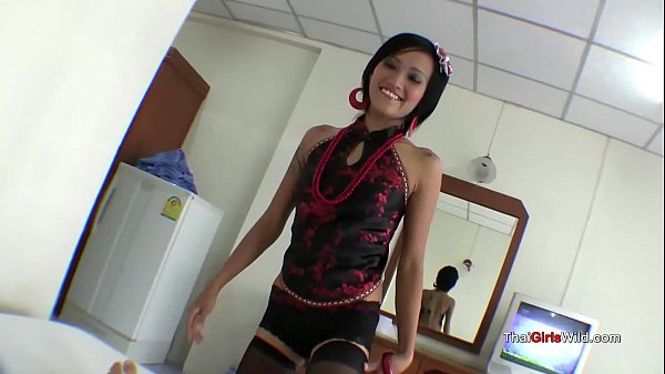 Cewek Thailand Seksi Ini Ngasih Blowjob Mantap Banget, Bikin Meleleh.