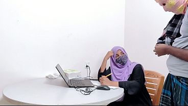 Bankir Hijab Montok Digebuk Petani Desa, Desah Nafsu Bikin Makin Liar