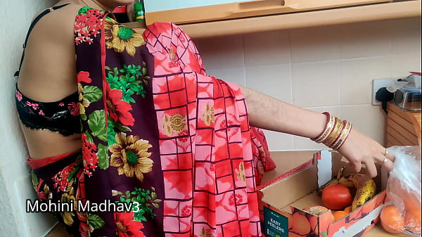 भारतीय देसी फल वाली मालकिन ने ग्राहक से सौदेबाजी में जबरदस्त गर्म चुदाई की हिंदी ऑडियो