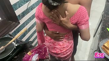 Desi Bhabhi Dapur Panas, Sambil Masak Dia Digaruk-garuk Sampai Muncrat.