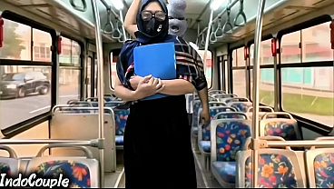 Istri Muslim Pulang Kampus Naik Bus Sendirian, Langsung Digaruk Orang Asing Di Atas Mukena.