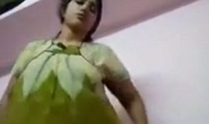 Bikinan Janda India Telanjang Sambil Pegang Paha Sendiri