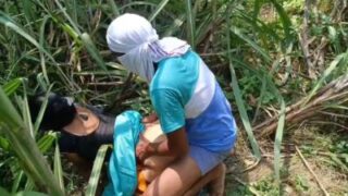 Nyonya Digocok Kuli Di Kebun India, Sange Berat Di Alam Terbuka