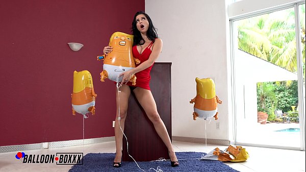 Ngentot Liar! Crystal Rush Si Milf Rusia Gila Main Balon Trump Sambil Nungging