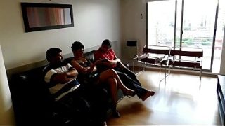 Gak Ada Tontonan Di Tv, Jadi Gue Bercinta Sama Tukang Ledeng Dan Temen Suami, Mantap Mampus Ngentot Bertiga.