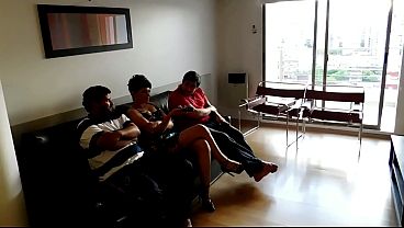 Gak Ada Tontonan Di Tv, Jadi Gue Bercinta Sama Tukang Ledeng Dan Temen Suami, Mantap Mampus Ngentot Bertiga.
