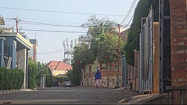 Wtf, Seorang Ibu Arab Colmek Di Luar Rumah Dekat Jalan Raya