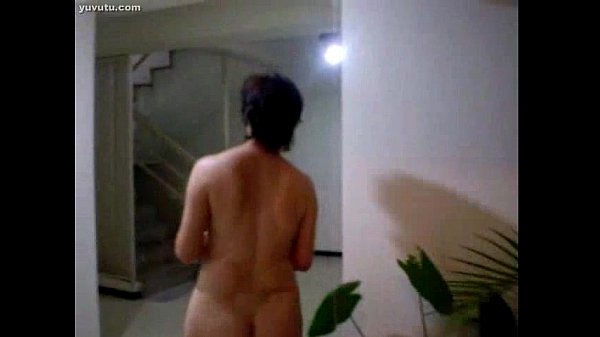Mama China Tua Siram Tanaman, Pamer Pantat Montok Basah Kuyup