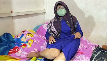 Wanita Berhijab Lagi Mainin Diri Sendiri, Nikmatin Sendiri.