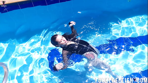 Jessica Bunny Berenang Di Kolam, Basah Kuyup, Gerakan Menggoda Bikin Ngiler.