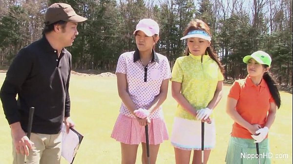 Gadis Remaja Asia Main Golf Sambil Telanjang, Goyang-goyangin Pantat Di Lapangan.