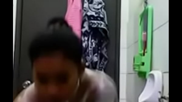 4392872 Indonesia Narsis Abis, Goyang-goyang Depan Kaca Sambil Bayangin Badan Sendiri